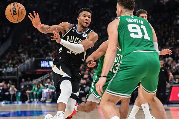 Giannis Antetokounmpo | Košarkarji Milwaukee Bucks so pred domačimi navijači premagali Boston, vodilno ekipo sezone. | Foto Reuters