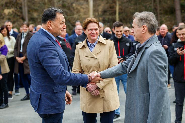 Ministrica za infrastrukturo Alenka Bratušek je poudarila, da z današnjim odprtjem v promet predajajo prvi sklop severnega dela tretje razvojne osi. | Foto: STA