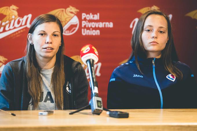 Trenerka Urška Žganec (levo) in nogometašica ŽNK Ljubljana Nika Pintarič (desno). | Foto: Grega Valančič/Sportida