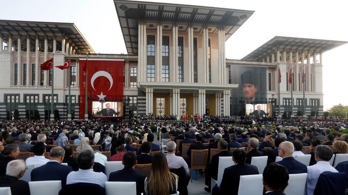 Erdogan je v svojem prvem govoru ponovil tudi svojo predvolilno obljubo, da bo Turčija pod njegovim vodstvom postala ena od največjih gospodarskih sil sveta. | Foto: Reuters