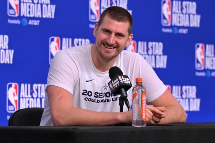 Nikola Jokić je še drugič zapored sklenil sezono s statistiko, vredno trojnega dvojčka. V tej sezoni je povprečno na tekmo dosegal 27,7 točke, 12,9 skoka in 10,7 asistence. S tako razkošno statistiko se je lahko v preteklosti pohvalil le še Russell Westbrook. | Foto: Reuters