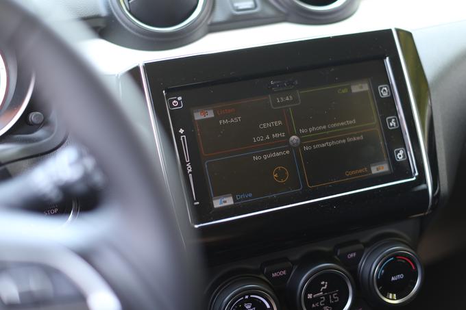 Infozabavni vmesnik se nam je precej bolje povezal s pametnimi telefoni na osnovi operacijskega sistema iOs (Apple Car Play) kot s tistimi na osnovi Androida. | Foto: Gregor Pavšič