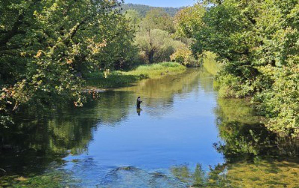 Reka Unica | Ljudje se že kopajo v reki. | Foto STA