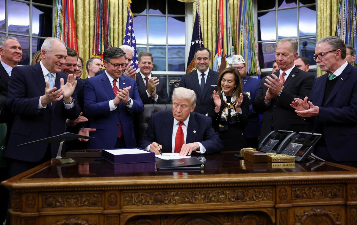 Donald Trump, podpis, financiranje vlade | Po Trumpovem podpisu zakona se bodo začasno odpuščeni zvezni uslužbenci vrnili na delovna mesta in dobili plače za nazaj. S tem se je končala do zdaj najdaljša prekinitev financiranja vlade, ki je trajala 43 dni. | Foto Reuters