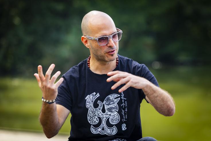 "Če izhajam iz ljudi, ki prihajajo na koncerte in kupujejo plošče, bi rekel, da ja, kljub temu da naše tržišče ni ravno veliko," pove o cenjenju raznolikosti na slovenski glasbeni sceni. | Foto: Bojan Puhek