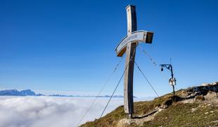 Trupejevo poldne, ko zlate macesne nasledi zimska pravljica #video