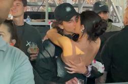 Prvič skupaj v javnosti: mladi par ujeli med strastnim poljubljanjem #video