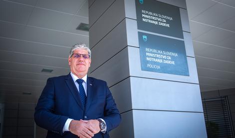 Poklukar popustil, prvega policista bodo iskali znova