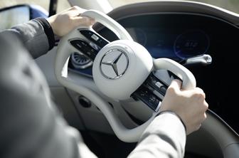Uradno: tudi Mercedes z volanom, ki fizično ne bo povezan s kolesi #video