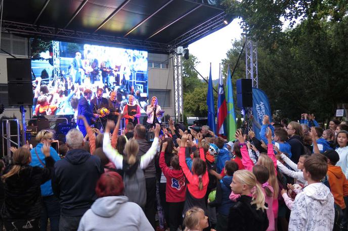 sprejem Tine Urnaut Klemen Čebulj | Tinetu Urnautu in Klemnu Čebulju, članoma odbojkarske reprezentance, ki je na nedavnem evropskem prvenstvu osvojila srebrno medaljo, so danes na Ravnah na Koroškem. | Foto Vesna Pušnik Brezovnik/STA