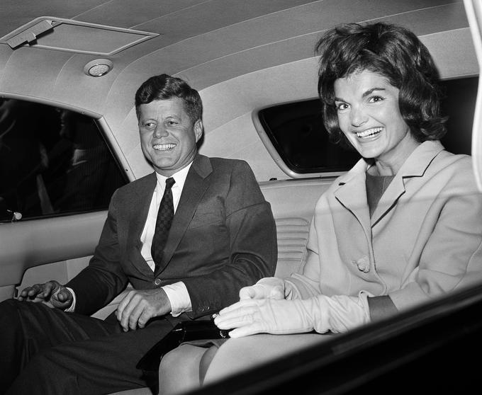 Veljala sta za sanjski par – ameriški predsednik John F. Kennedy in njegova Jacqueline Kennedy. Fotografija je nastala leta 1961 po njeni vrnitvi iz Grčije. | Foto: Guliverimage