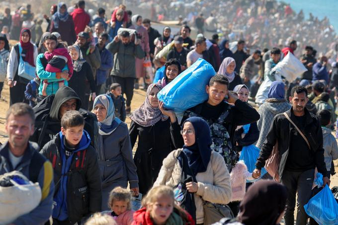 Po prekinitvi ognja se mnogi Palestinci vračajo v Gazo, kjer pa je marsikoga pričakalo popolno opustošenje.  | Foto: Reuters