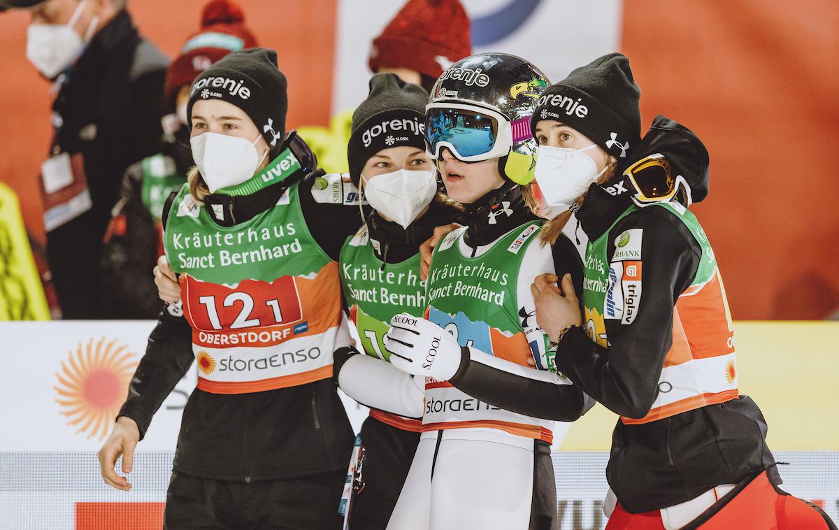 Slovenske skakalke Oberstdorf srebrna medalja | Slovenske skakalke so osvojile srebrno medaljo. Na koncu so čakale, kaj bo pokazal semafor. Avstrijke so jih prehitele za vsega 1,4 točke. | Foto Sportida