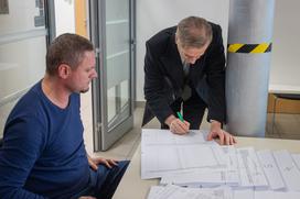 Premier Robert Golob in Tina Gaber Golob na predčasnem glasovanju pred referendumom o zakonu o pomoči pri prostovoljnem končanju življenja.