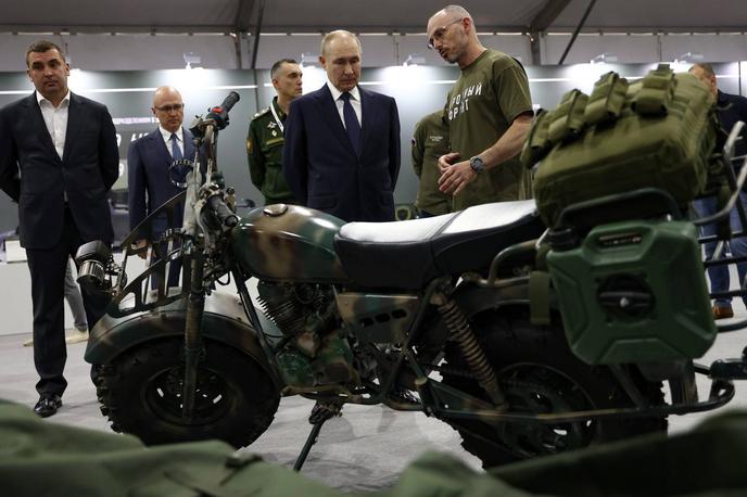 Vladimir Putin in motor | Za motorje pravijo, da so vzhajajoča zvezda vojne v Ukrajini. Najprej so jih za napade začeli uporabljati Rusi, letos spomladi pa je tudi Ukrajina ustanovila motoristično jurišno četo. Na fotografiji: ruski predsednik Vladimir Putin si na vojaškem sejmu ruskega orožja ogleduje ruski vojaški motor. | Foto Guliverimage