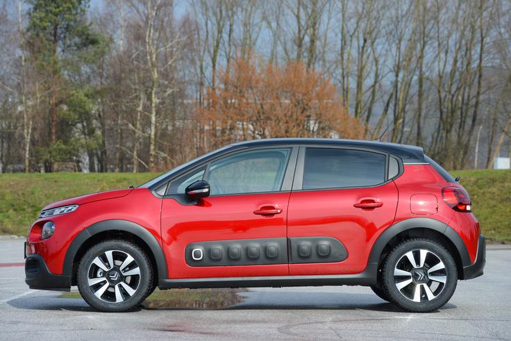 Kljub bencinskemu in prostorninsko manjšemu motorju so kar štirje mestni malčki na koncu porabili manj kot šest litrov. Pri SUV C je pod šest litrov prišel le opel grandland X, pri premijskih limuzinah pa mercedes-benz razred C in jaguar XE. | Foto: PRIMA