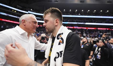 Objem Saše in Luke Dončića po čustveni tekmi pove vse