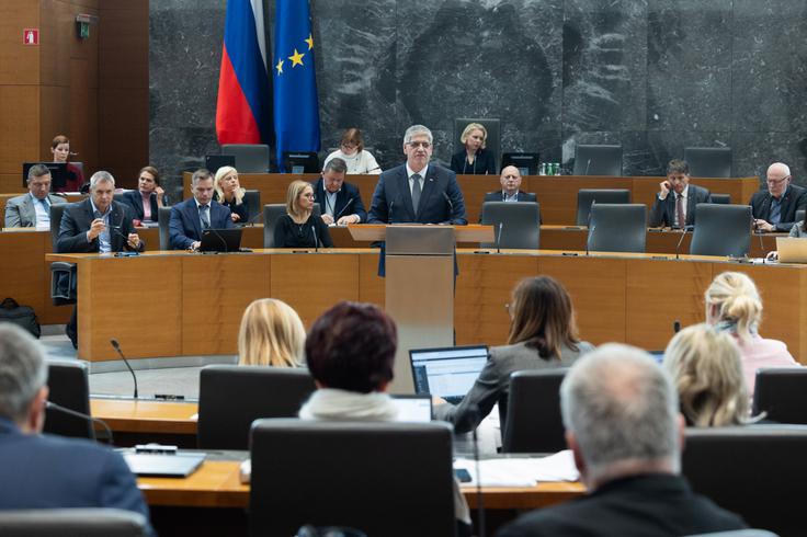 državni zbor Poklukar Minister za notranje zadeve Boštjan Poklukar se brani pred očitki iz interpelacije. V prid mu gredo številke: predlagatelji interpelacije imajo zgolj 35 glasov, za padec ministra jih potrebujejo 46. | Foto: STA