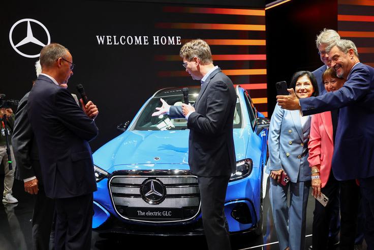 Uprava Mercedesa razkazuje novi GLC vrhu nemške politike. | Foto: Reuters