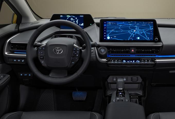 Osrednji vozniški prostor je podoben kot v električnem bZ4X. | Foto: Toyota