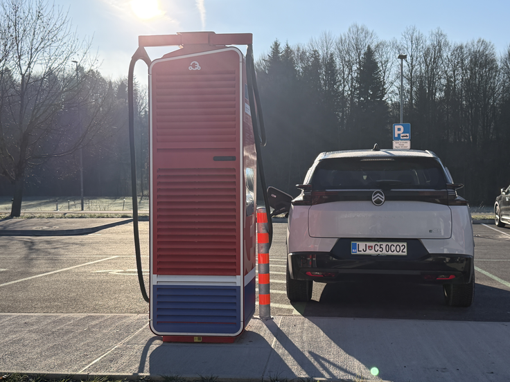 Na hitrih polnilnicah je C5 aicross dosegel moč polnenja do okrog 130 kilovatov. Ta plat ni največji adut tega avtomobila in tudi ne celotne Stellantisove platforme. | Foto: Gregor Pavšič