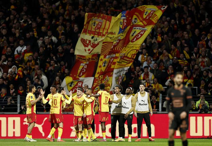 Navijačli Lensa so na stadionu Bollaert-Delelis proslavljali 16. zmago v tej sezoni. | Foto: Reuters