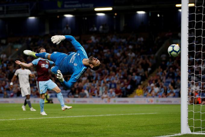 3. avgust: vratar Aberdeena Joe Lewis na tekmi kvalifikacij za ligo Europa proti Burnleyju. | Foto: Reuters