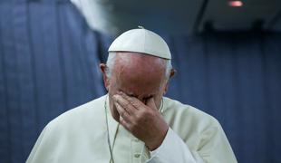 Papež se je opravičil zaradi podpore škofu, ki naj bi prikrival zlorabe otrok