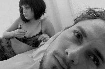 Kratkolasa Selena v objemu drugega (video)