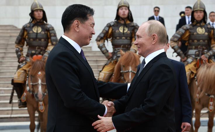 Leto 1242. Tako so nekateri šaljivci letos septembra komentirali fotografije srečanja med ruskim predsednikom Vladimirjem Putinom in njegovim mongolskim kolegom Uhnaginom Hurelsuhom. Gre seveda za namig na zgodovino: leta 1242 so namreč Mongoli vladali velikemu delu današnje Rusije in ruski knezi so bili vazali mongolskih kanov. Razmerja moči so se po nekaj stoletjih obrnila na glavo. Rusi so zasedli velik del nekdanjega mongolskega imperija. Rusija je od začetka 20. stoletja tudi nekakšna pokroviteljica od Kitajske neodvisne Mongolije. | Foto: Guliverimage