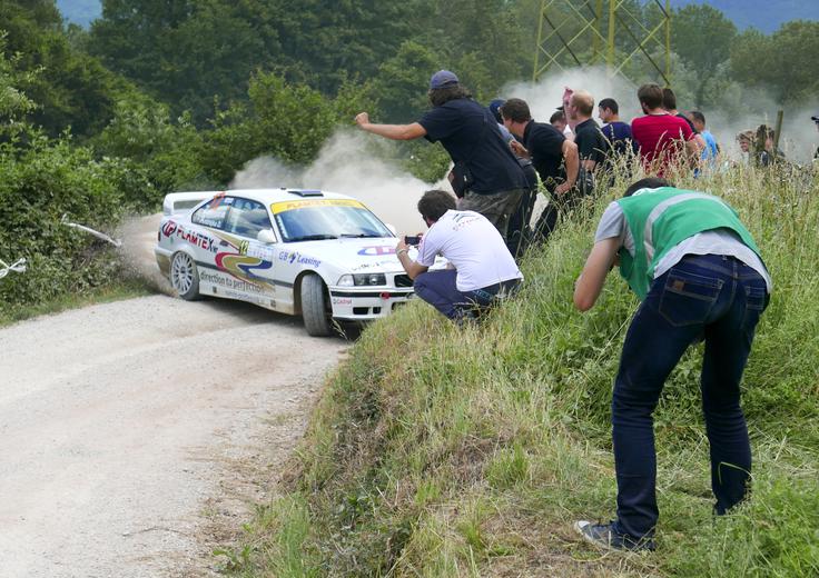 Makadam je vselej atraktivna popestritev relija. Tako je zadek BMW M3 na enem izmed ovinkov ušel Mišelu Zupančiču. | Foto: 