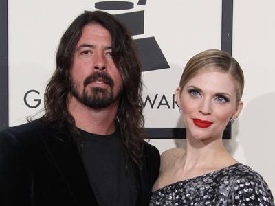 Frontman skupine Foo Fighters prevaral ženo in dobil otroka z drugo