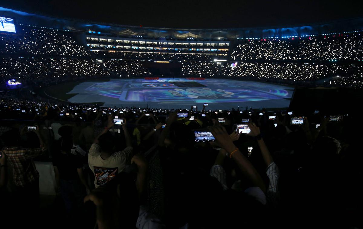 Ahmedabad, zaključek Indijske premier lige v kriketu | Kot indijskega prireditelja OI se omenja mesto Ahmedabad, ki je bilj znano po kriketu. Takole slovesno se je na tamkajšnjem stadionu Narendre Modija končala Indijska premier liga v kriketu leta 2023. | Foto Guliverimage