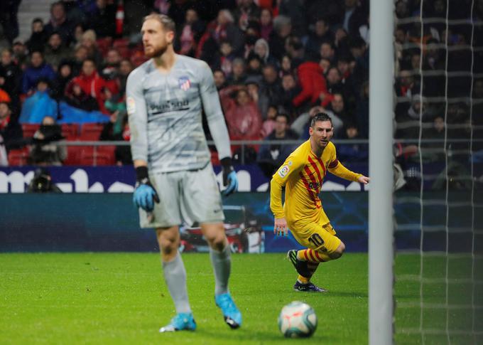 Jan Oblak je moral v nedeljo po žogo v mrežo v 86. minuti. | Foto: Reuters