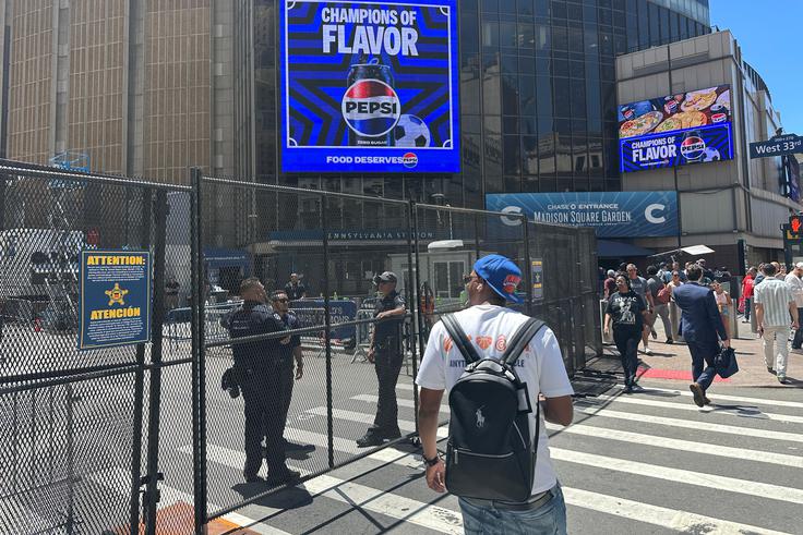 Zaradi prihoda predsednika Trumpa je bilo varovanje v okolici Madison Square Gardna poostreno. Postavili so celo panelne ograje in zaprli stranske ulice. | Foto: Guliverimage