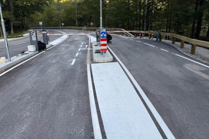 Vršič zapornice | Za ustrezno izvajanje sistema in pravilno ravnanje voznikov bodo na območju zapornic in na vrhu prelaza prisotni reditelji, ki bodo pomagali in nadzorovali potek testnega obdobja.  | Foto Ministrstvo za infrastrukturo