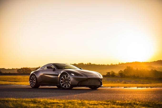 Vantage ni le izredno hiter športnik, ampak je povrhu vsega še izredno privlačen ter aerodinamično oblikovan avtomobil. | Foto: Aston Martin