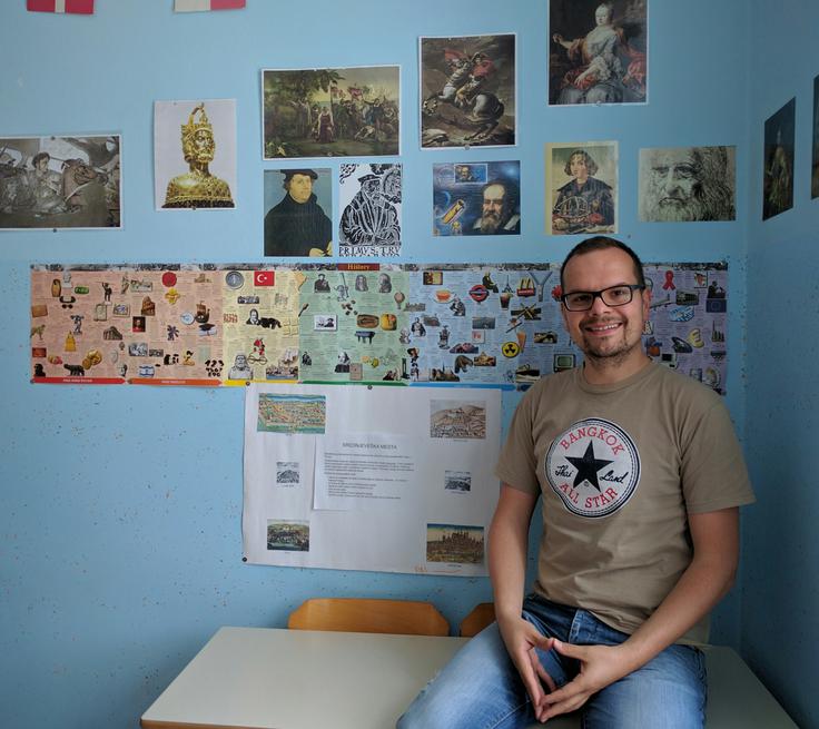 V osnovni šoli je najraje prisluhnil učiteljici in razredničarki Darji Klukej, ker je bila vedno pripravljena pomagati in ker je sproti, na zelo umirjen in prefinjen način, reševala težave svojih učencev. V srednji šoli sta se mu v spomin najbolj zasidrala Majda Škrinar Majdič, ki ga je kar hitro "pošlihtala", kot je dejal, in Dragica Babič, ki je bila tudi odločujoči dejavnik, zaradi katerega se je tudi sam odločil za študij zgodovine. "Ker me je s svojo strokovnostjo, zahtevnostjo in sistematičnostjo preprosto navdušila za ta predmet." | Foto: 