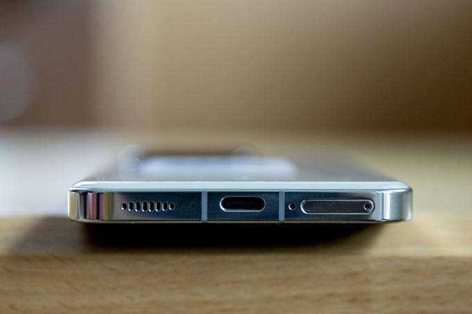 Vmesnik USB-C, glavni mikrofon in zvočnik ter utor za kartici nanoSIM na spodnji strani pametnega telefona Xiaomi 13  | Foto: Ana Kovač