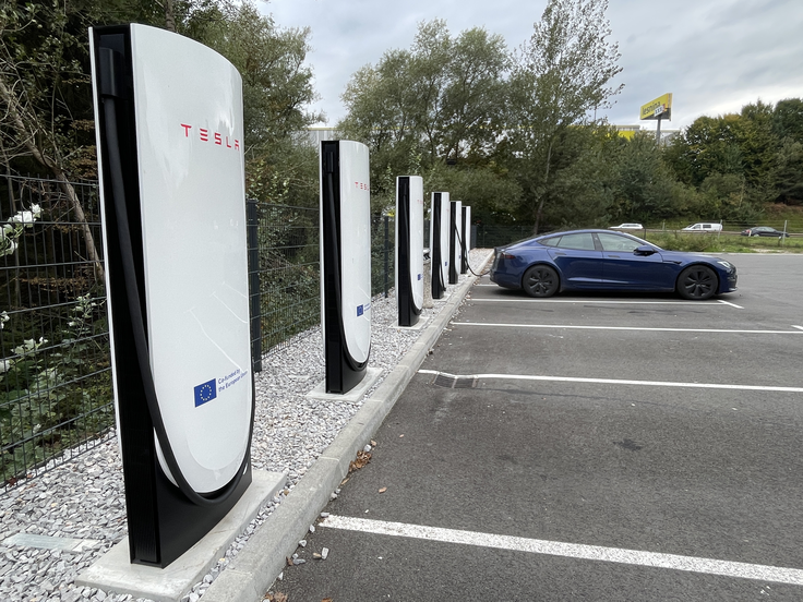 Tesla model S Tesla še ni odprla vseh hitrih polnilnic na Brdu. | Foto: Gregor Pavšič