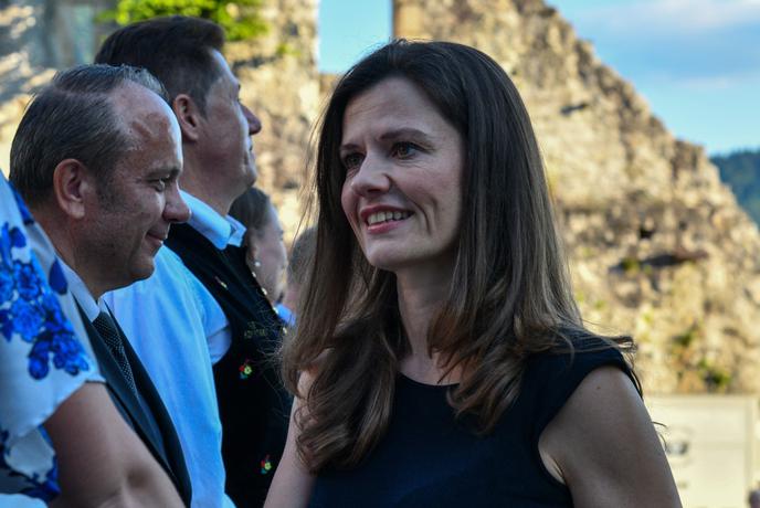 Kaj je Urška Bačovnik Janša oblekla za obisk pri papežu? #foto