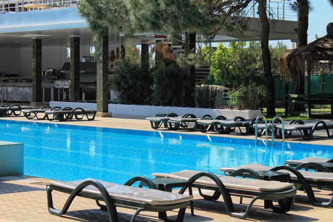 ležalniki, brisače | Turisti pogosto tekmujejo, kdo bo zgodaj zjutraj z brisačami zasedel najboljša mesta ob bazenu ali na plaži.  | Foto Shutterstock