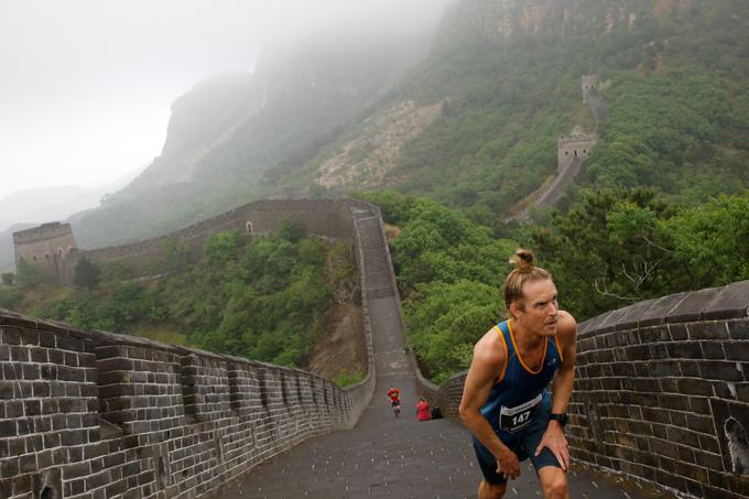 Maraton je najdaljša tekaška atletska disciplina, zelo priljubljena tudi pri ljubiteljih rekreacije. Proga meri ponavadi 42,195 kilometra, ravno toliko, kolikor je potreboval grški sel Fidiped, ko je pred davnimi leti pretekel pot od Maratonskega polja do Aten, sporočil novico o zmagi grške vojske nad Perzijci, nato pa zaradi napora izdihnil. Udeleženci na maratonu, ki poteka tudi po Kitajskem zidu, imajo opravka tudi s slabimi 42 kilometri, a tudi z nekaj več kot 5.000 stopnicami! | Foto: Reuters