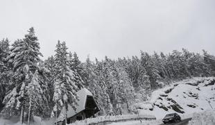 Alpski smučarji v tesnem zimskem objemu