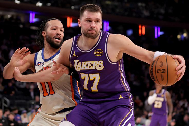 Luka Dončić je v obračunu s prijateljem in nekdanjim soigralcem Jalnom Brunsonom v New Yorku ostal praznih rok, a postal tudi rekorder franšize. | Foto: Reuters