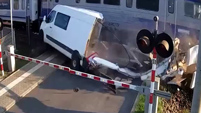 Neverjeten posnetek: voznik kombija ostal ujet na železniškem prehodu, ko je pripeljal vlak #video