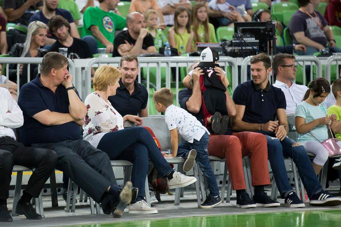 Na tekmi sta bila tudi brata Dragić z otroci in staršema. | Foto: Urban Urbanc/Sportida