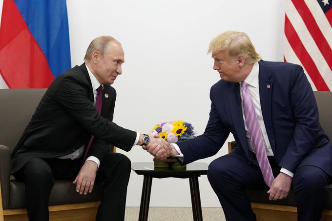 Iz Kremlja so v nedeljo sporočili, da se je ruski predsednik Vladimir Putin v telefonskem pogovoru zahvalil ameriškemu kolegu Donaldu Trumpu za obveščevalne informacije, s katerimi so preprečili napad. | Foto: Reuters
