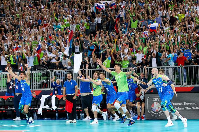 Veliko veselje slovenskih odbojkarjev po izjemni zmagi nad svetovnimi prvaki | Foto: Matic Klanšek Velej/Sportida