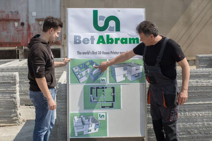 BetAbram je slovensko podjetje, ki med drugim prodaja lastne 3D-tiskalnike na beton. V svetovnem merilu naj bi bili najboljši, njihov cilj pa ostaja izgradnja dvonadstropne hiše povsem s pomočjo njihovega tiskalnika. Foto: BetAbram.com | Foto: 